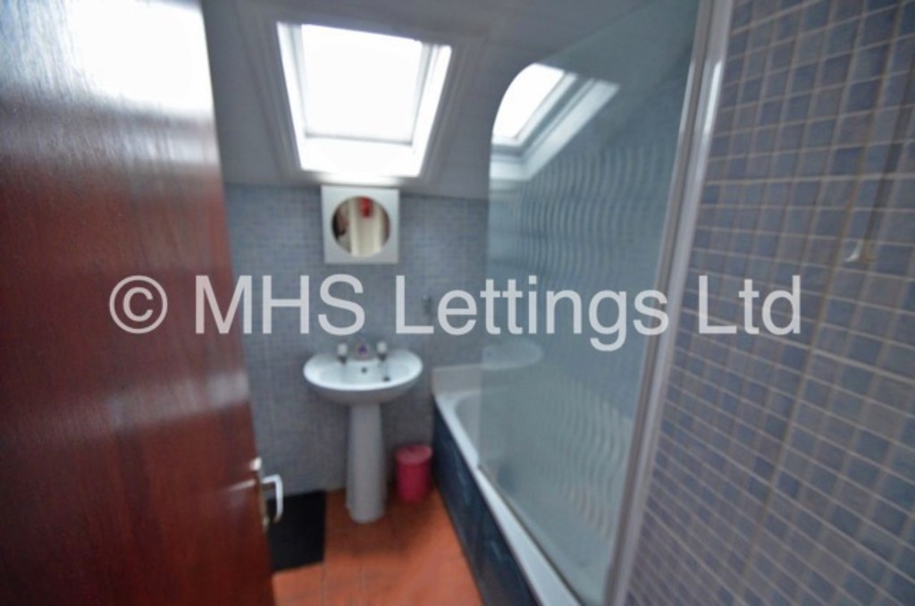 Photo of 7 Bedroom Mid Terraced House in 29 Norwood Road, Leeds, LS6 1DZ
