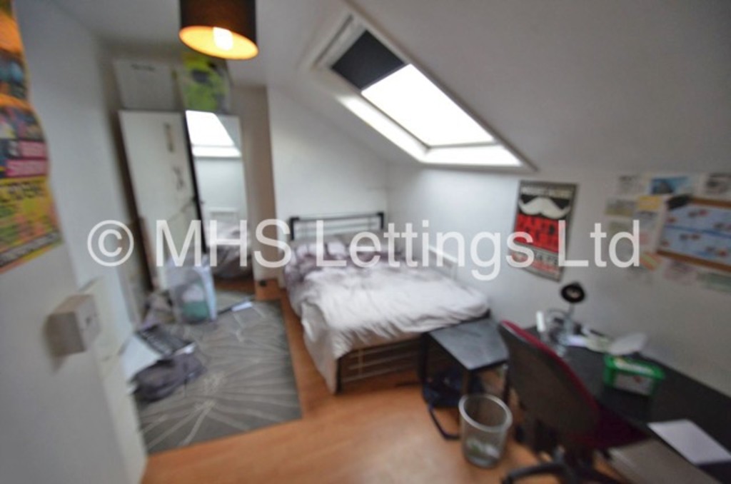 Photo of 7 Bedroom Mid Terraced House in 29 Norwood Road, Leeds, LS6 1DZ