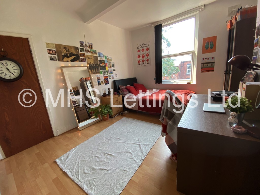 Photo of 7 Bedroom Mid Terraced House in 22 Ebberston Terrace, Leeds, LS6 1AU