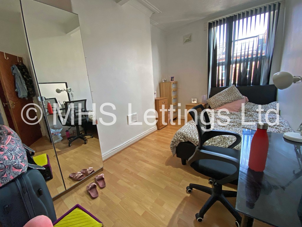 Photo of 7 Bedroom Mid Terraced House in 22 Ebberston Terrace, Leeds, LS6 1AU