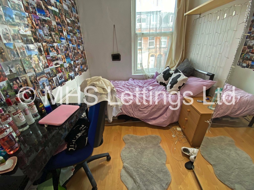 Photo of 7 Bedroom Mid Terraced House in 22 Ebberston Terrace, Leeds, LS6 1AU