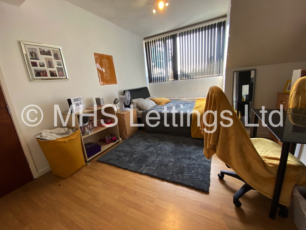 Photo of 7 Bedroom Mid Terraced House in 22 Ebberston Terrace, Leeds, LS6 1AU