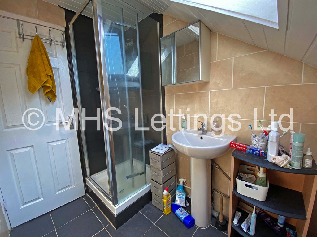 Photo of 7 Bedroom Mid Terraced House in 22 Ebberston Terrace, Leeds, LS6 1AU