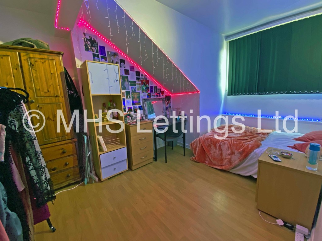 Photo of 7 Bedroom Mid Terraced House in 22 Ebberston Terrace, Leeds, LS6 1AU