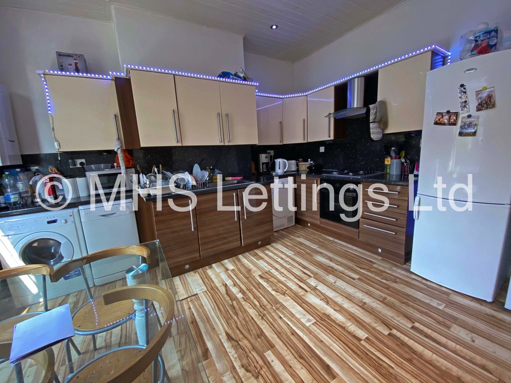 Photo of 7 Bedroom Mid Terraced House in 22 Ebberston Terrace, Leeds, LS6 1AU