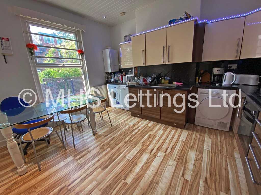Photo of 7 Bedroom Mid Terraced House in 22 Ebberston Terrace, Leeds, LS6 1AU