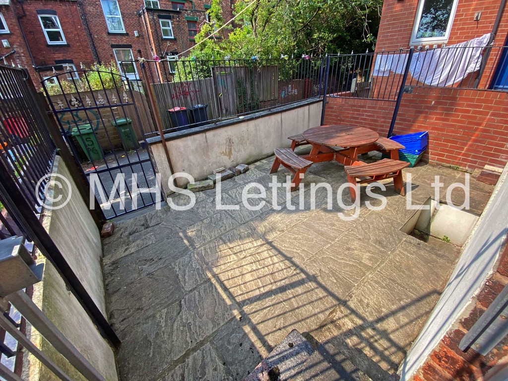Photo of 7 Bedroom Mid Terraced House in 22 Ebberston Terrace, Leeds, LS6 1AU