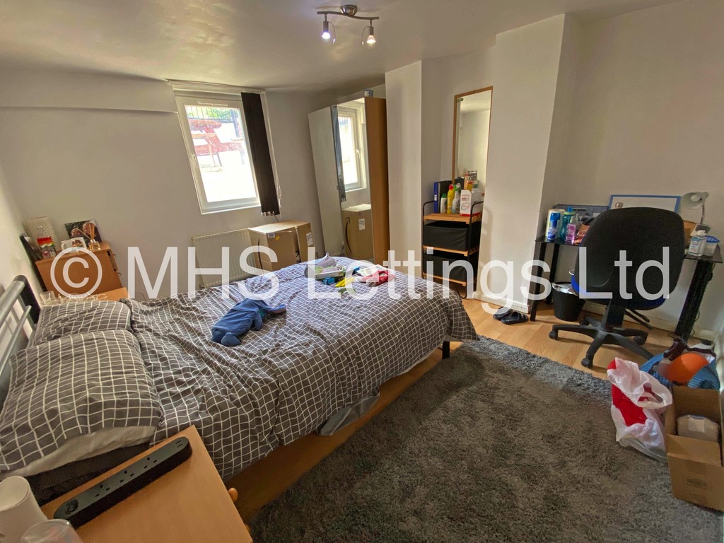 Photo of 7 Bedroom Mid Terraced House in 22 Ebberston Terrace, Leeds, LS6 1AU