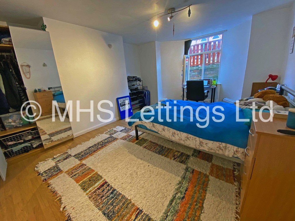 Photo of 7 Bedroom Mid Terraced House in 22 Ebberston Terrace, Leeds, LS6 1AU