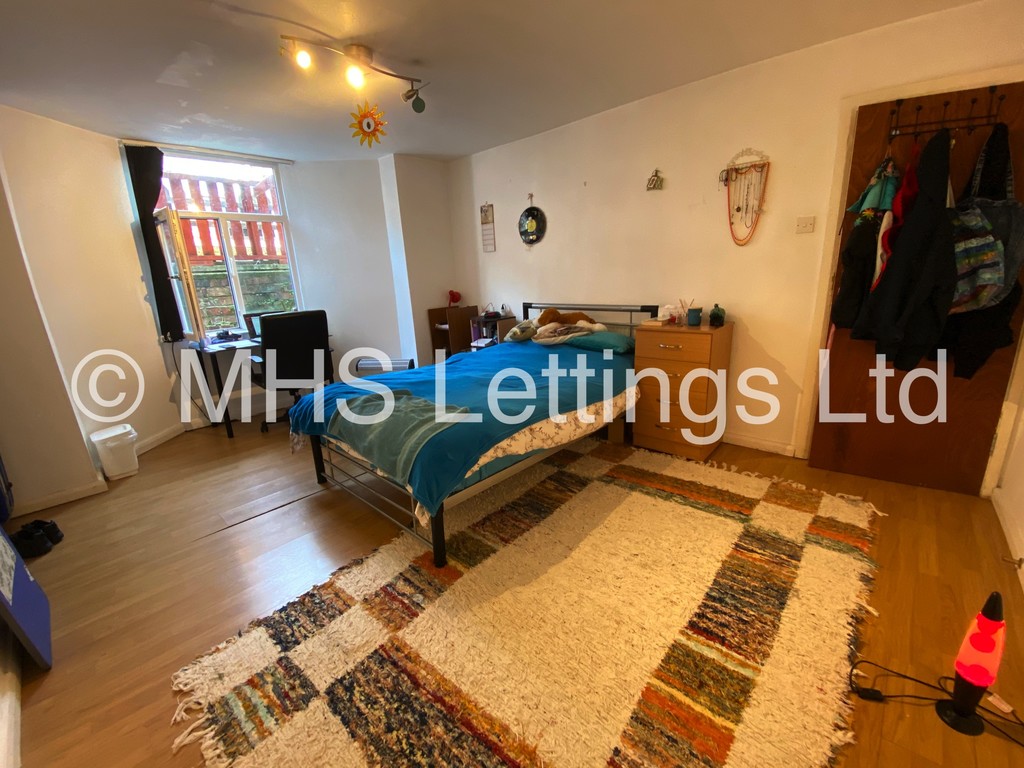Photo of 7 Bedroom Mid Terraced House in 22 Ebberston Terrace, Leeds, LS6 1AU