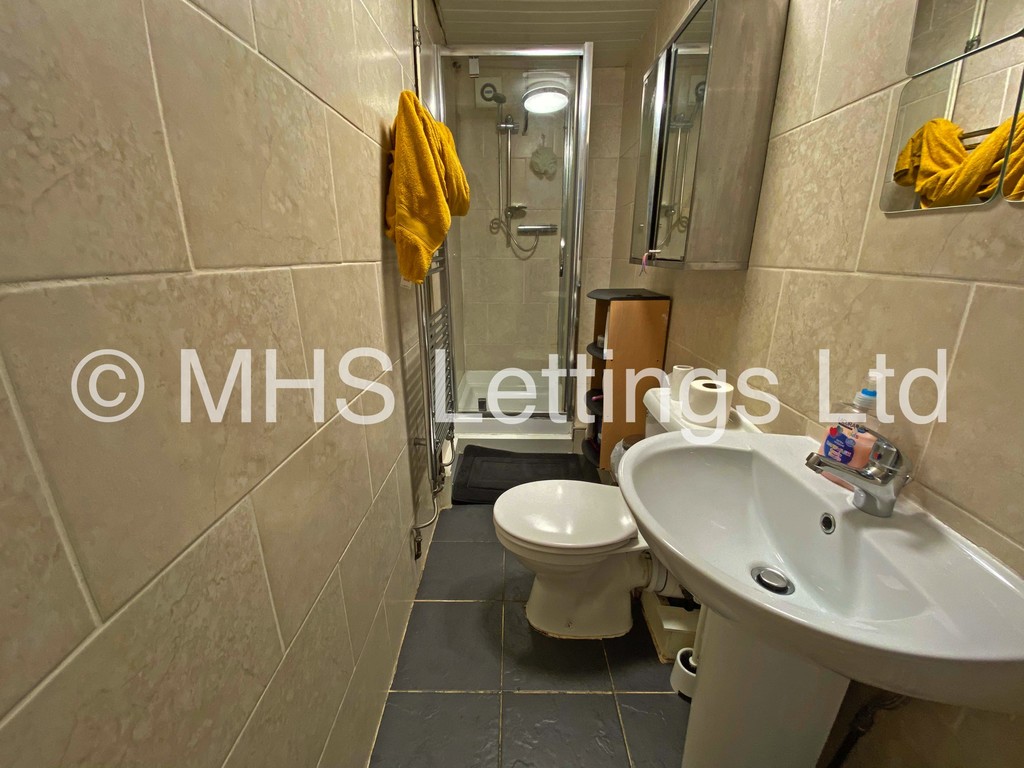 Photo of 7 Bedroom Mid Terraced House in 22 Ebberston Terrace, Leeds, LS6 1AU