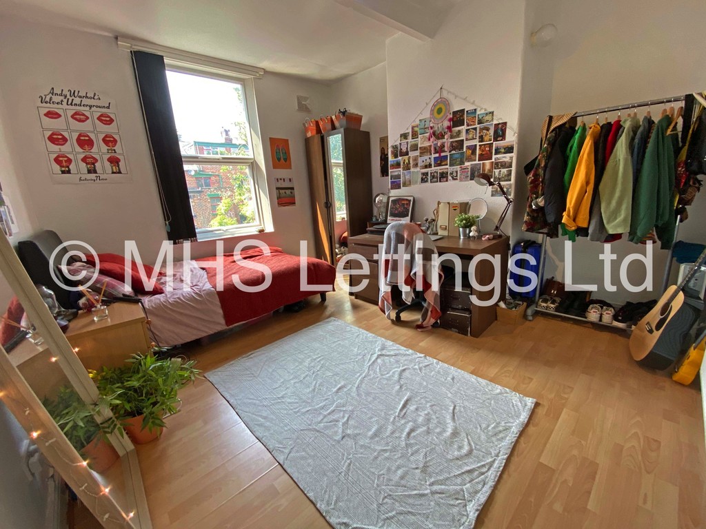 Photo of 7 Bedroom Mid Terraced House in 22 Ebberston Terrace, Leeds, LS6 1AU