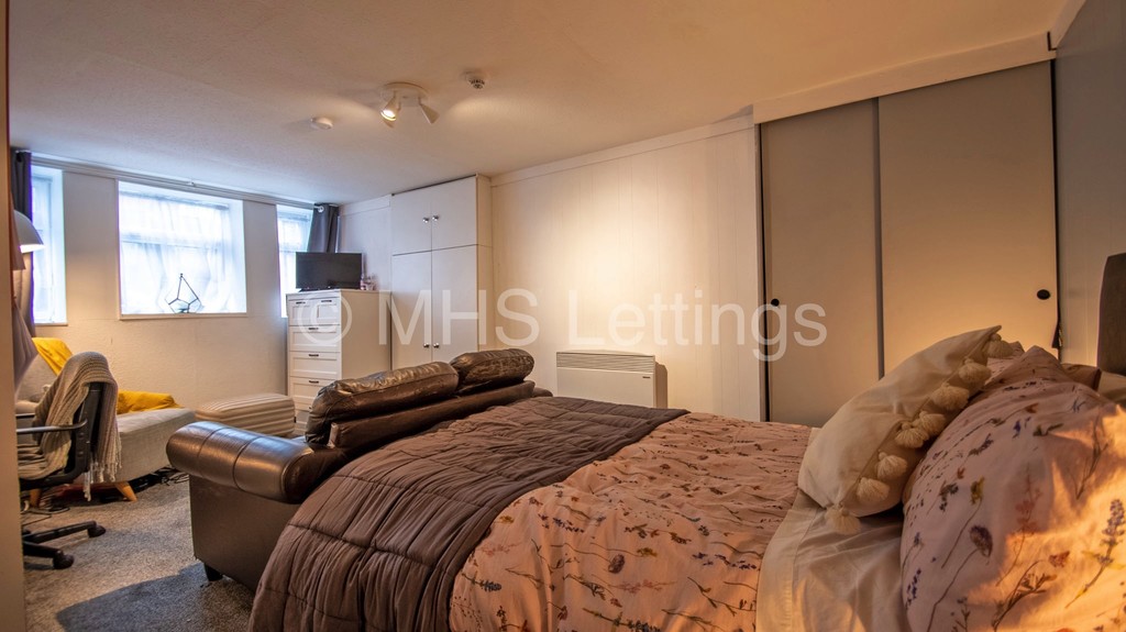 Photo of 1 Bedroom Flat in Studio Flat, 2 Manor Terrace, Leeds, LS6 1BU
