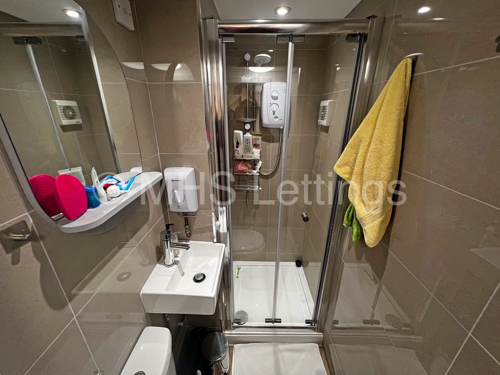 Photo of 1 Bedroom Flat in Studio Flat, 2 Manor Terrace, Leeds, LS6 1BU