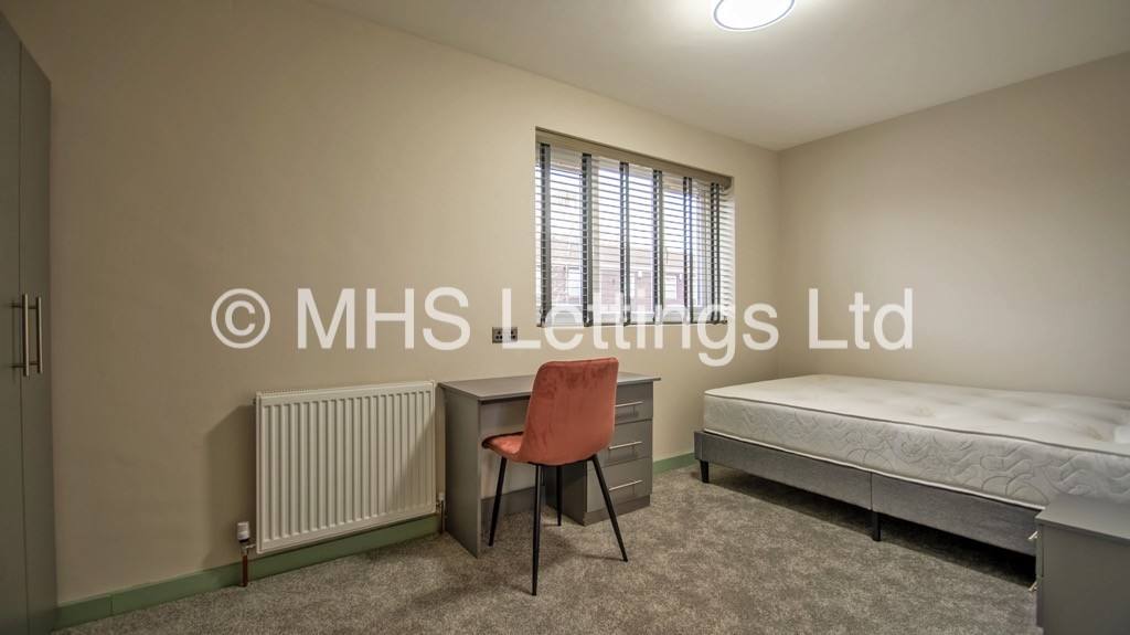 Photo of 3 Bedroom Mid Terraced House in 23 Willow Close, Leeds, LS4 2HG