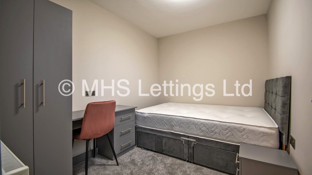 Photo of 3 Bedroom Mid Terraced House in 23 Willow Close, Leeds, LS4 2HG