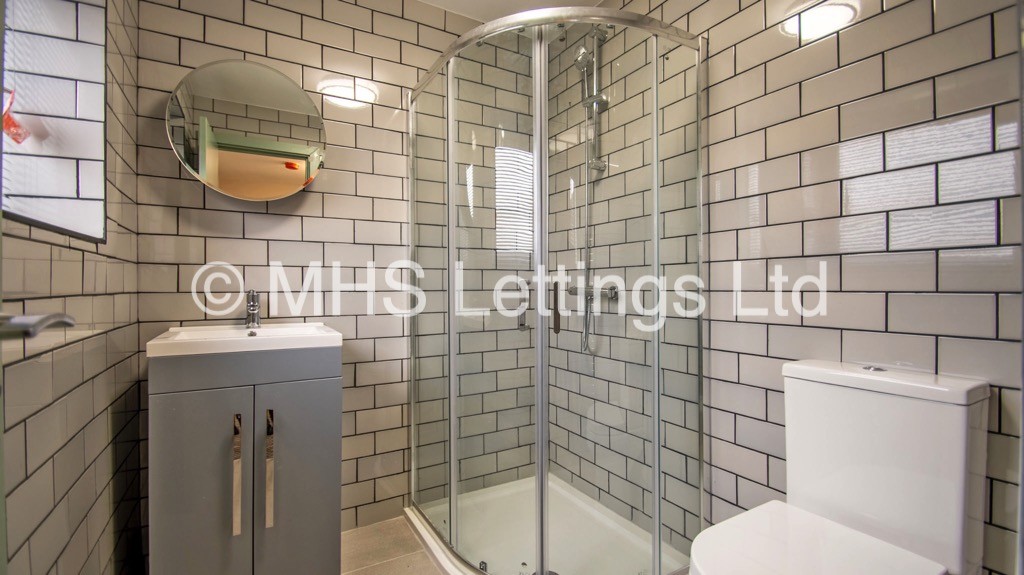 Photo of 3 Bedroom Mid Terraced House in 23 Willow Close, Leeds, LS4 2HG