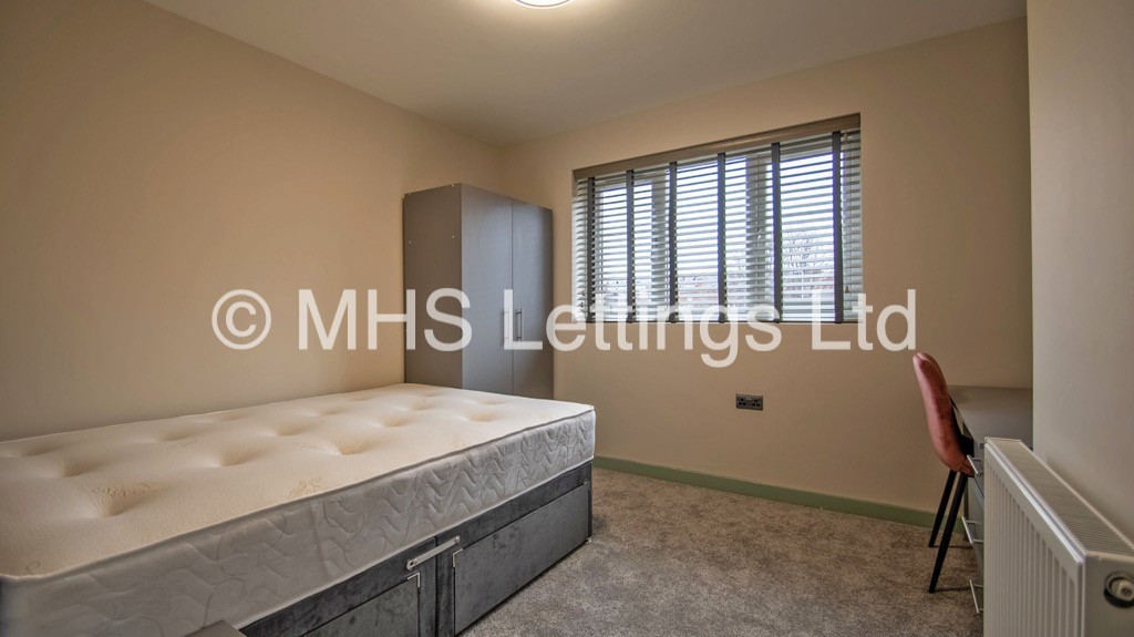 Photo of 3 Bedroom Mid Terraced House in 23 Willow Close, Leeds, LS4 2HG