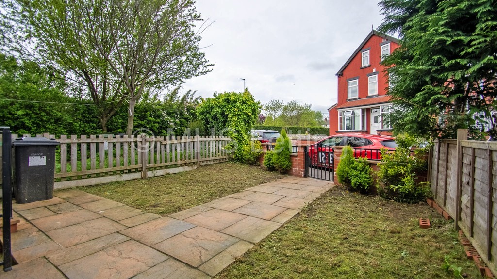 Photo of 1 Bedroom Flat in 42b Beechwood Crescent, Leeds, LS4 2LL