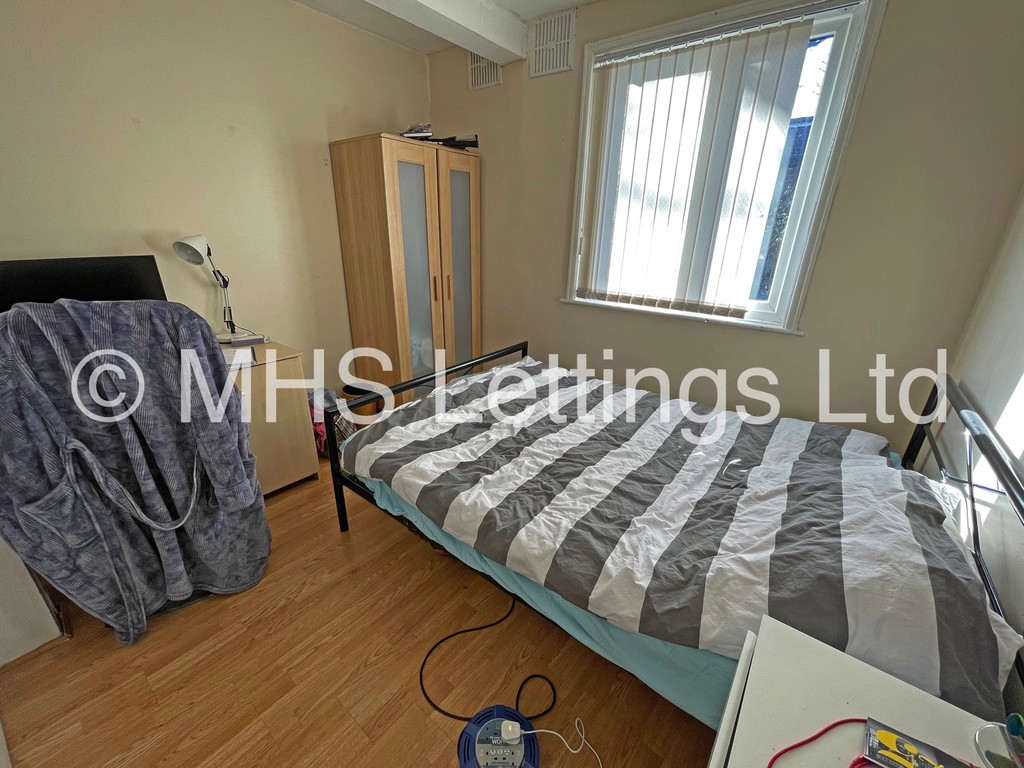 Photo of 4 Bedroom Semi-Detached House in 3 Buckingham Avenue, Leeds, LS6 1DJ