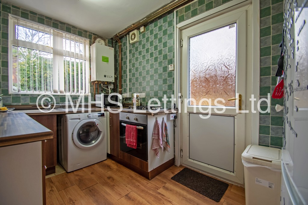 Photo of 4 Bedroom Semi-Detached House in 3 Buckingham Avenue, Leeds, LS6 1DJ
