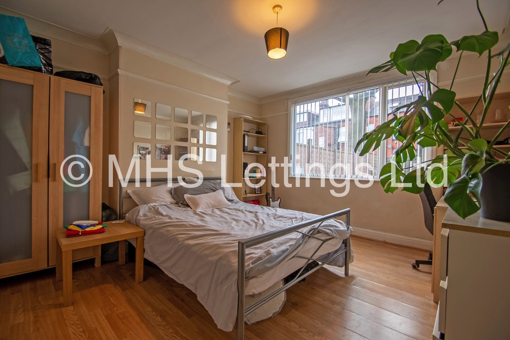 Photo of 4 Bedroom Semi-Detached House in 3 Buckingham Avenue, Leeds, LS6 1DJ