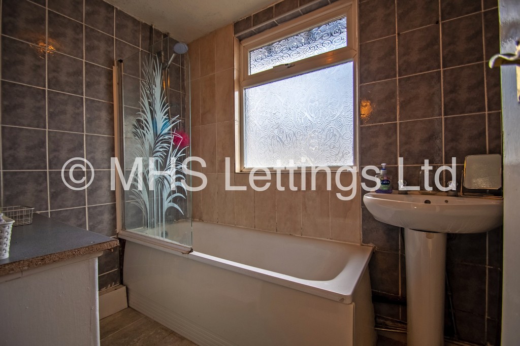 Photo of 4 Bedroom Semi-Detached House in 3 Buckingham Avenue, Leeds, LS6 1DJ