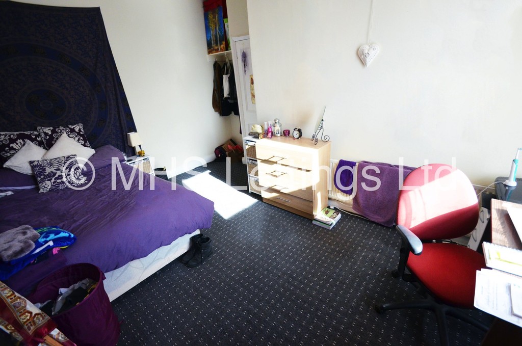 Photo of 3 Bedroom End Terraced House in 16 Royal Park View, Leeds, LS6 1HN