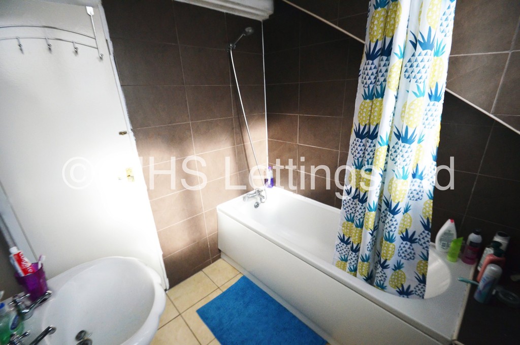Photo of 3 Bedroom End Terraced House in 16 Royal Park View, Leeds, LS6 1HN