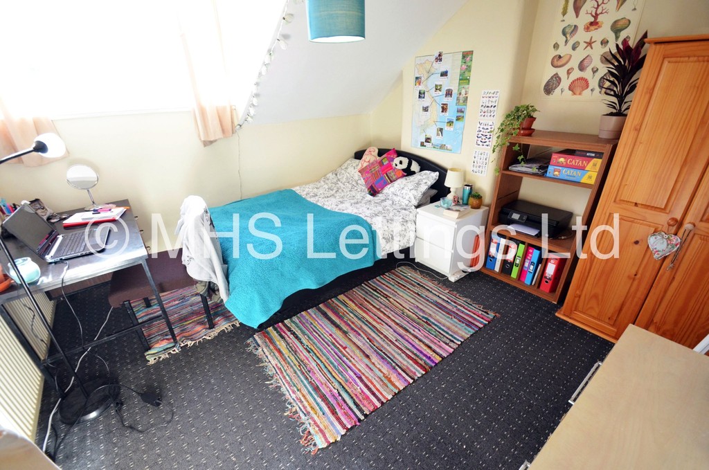Photo of 3 Bedroom End Terraced House in 16 Royal Park View, Leeds, LS6 1HN