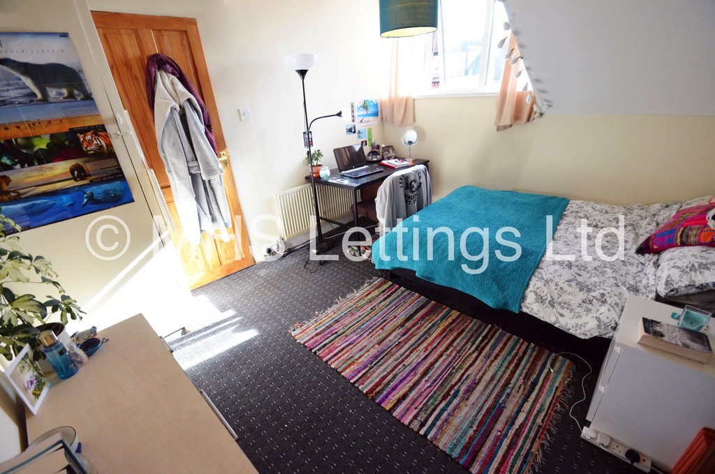 Photo of 3 Bedroom End Terraced House in 16 Royal Park View, Leeds, LS6 1HN