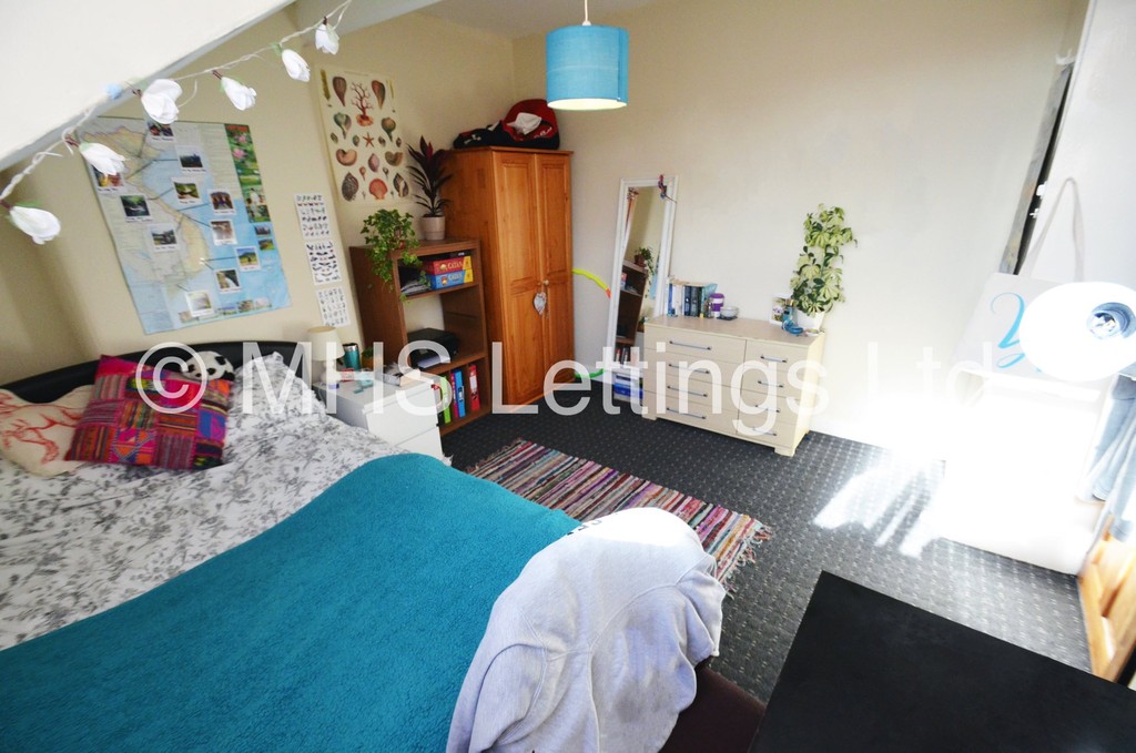 Photo of 3 Bedroom End Terraced House in 16 Royal Park View, Leeds, LS6 1HN