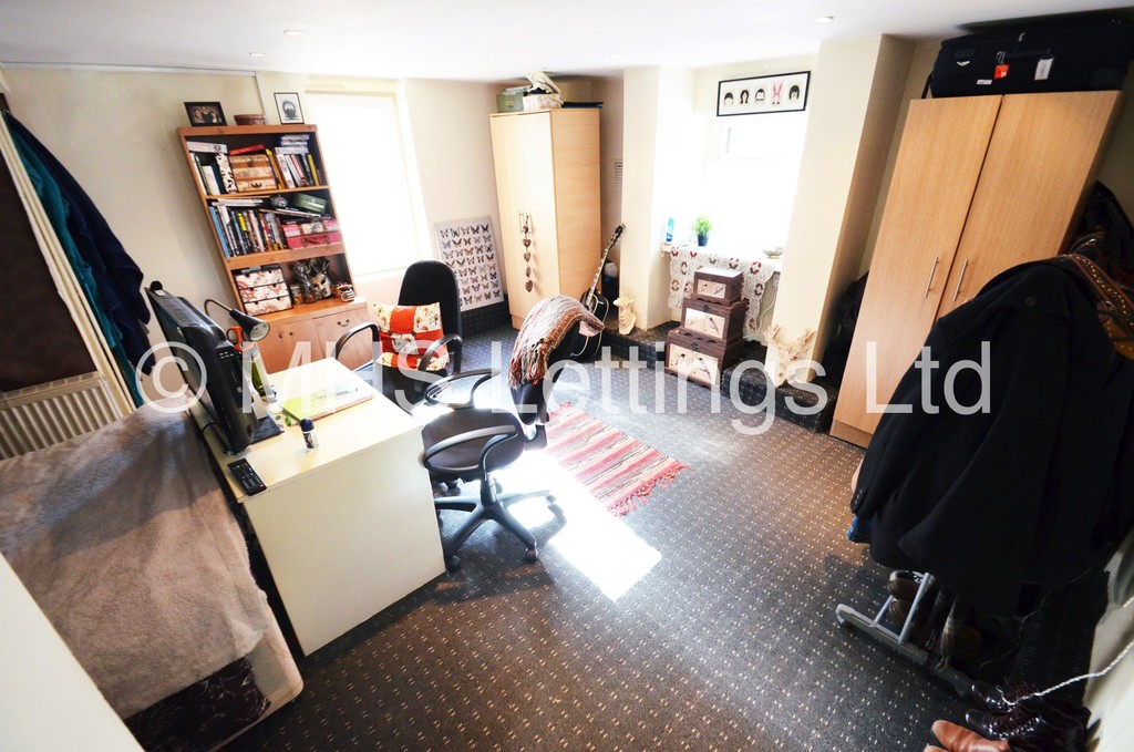 Photo of 3 Bedroom End Terraced House in 16 Royal Park View, Leeds, LS6 1HN