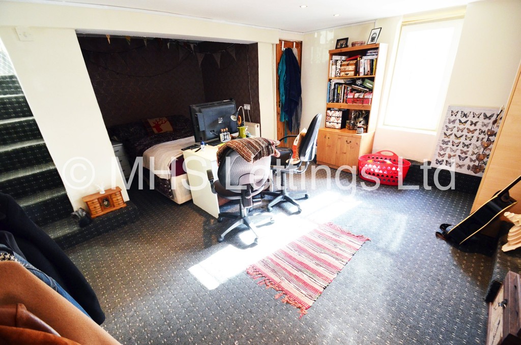 Photo of 3 Bedroom End Terraced House in 16 Royal Park View, Leeds, LS6 1HN