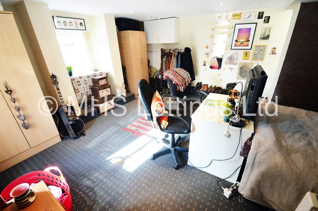 Photo of 3 Bedroom End Terraced House in 16 Royal Park View, Leeds, LS6 1HN