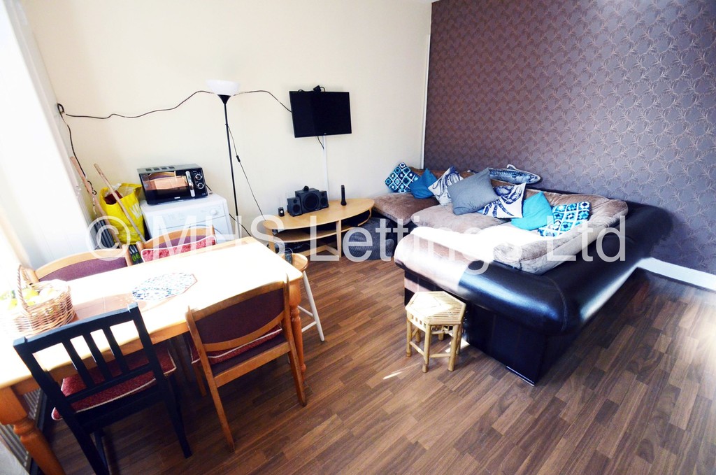Photo of 3 Bedroom End Terraced House in 16 Royal Park View, Leeds, LS6 1HN