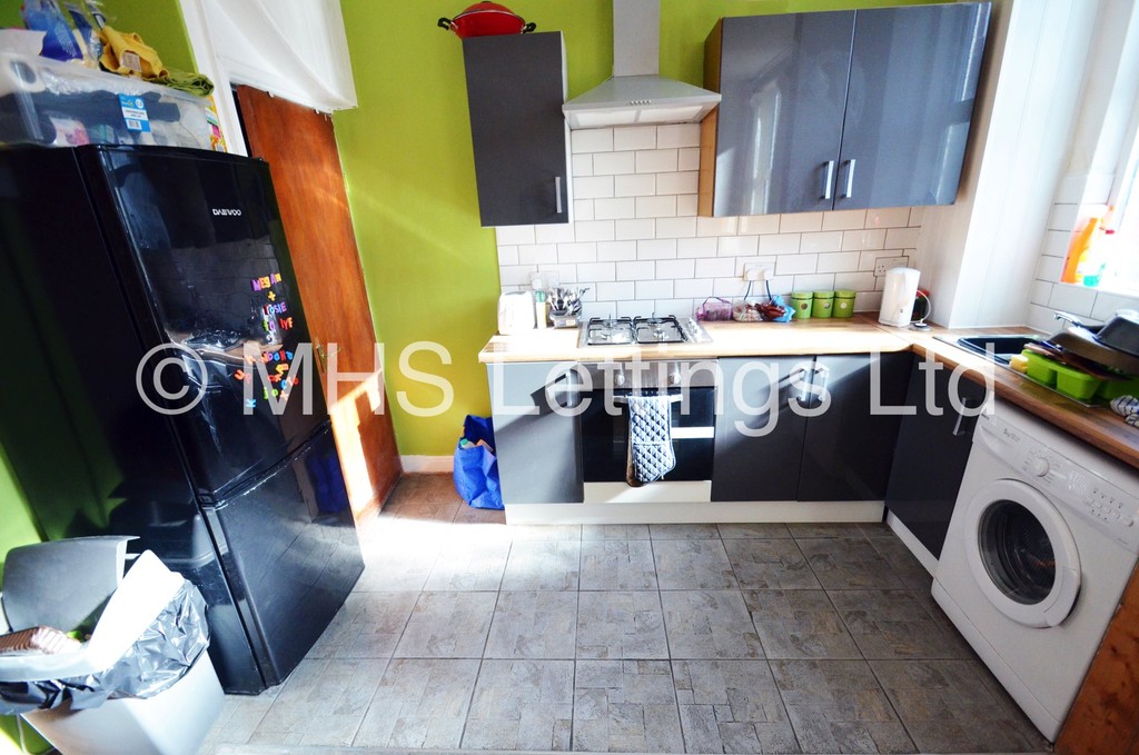 Photo of 3 Bedroom End Terraced House in 16 Royal Park View, Leeds, LS6 1HN