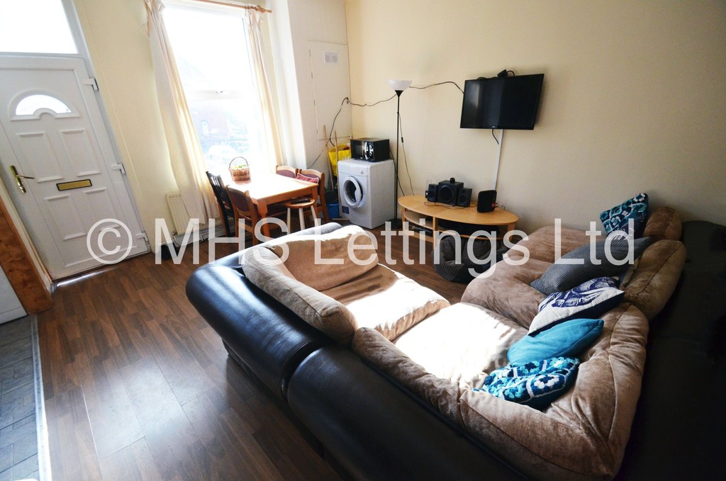Photo of 3 Bedroom End Terraced House in 16 Royal Park View, Leeds, LS6 1HN