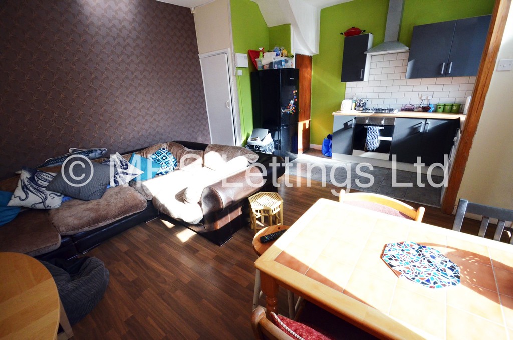 Photo of 3 Bedroom End Terraced House in 16 Royal Park View, Leeds, LS6 1HN