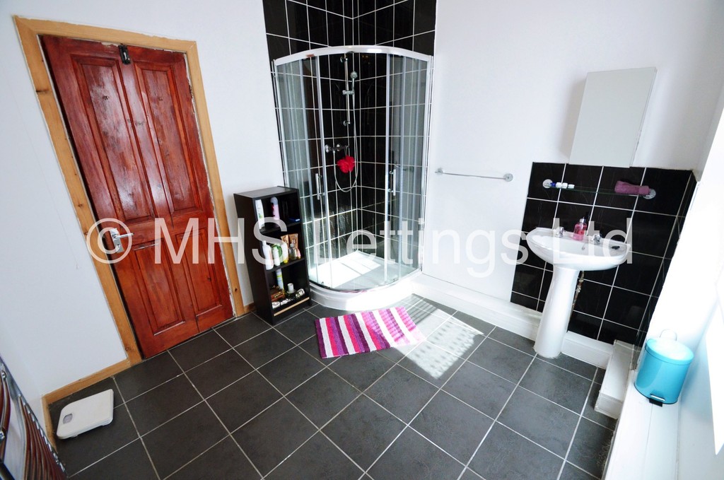 Photo of 3 Bedroom End Terraced House in 16 Royal Park View, Leeds, LS6 1HN