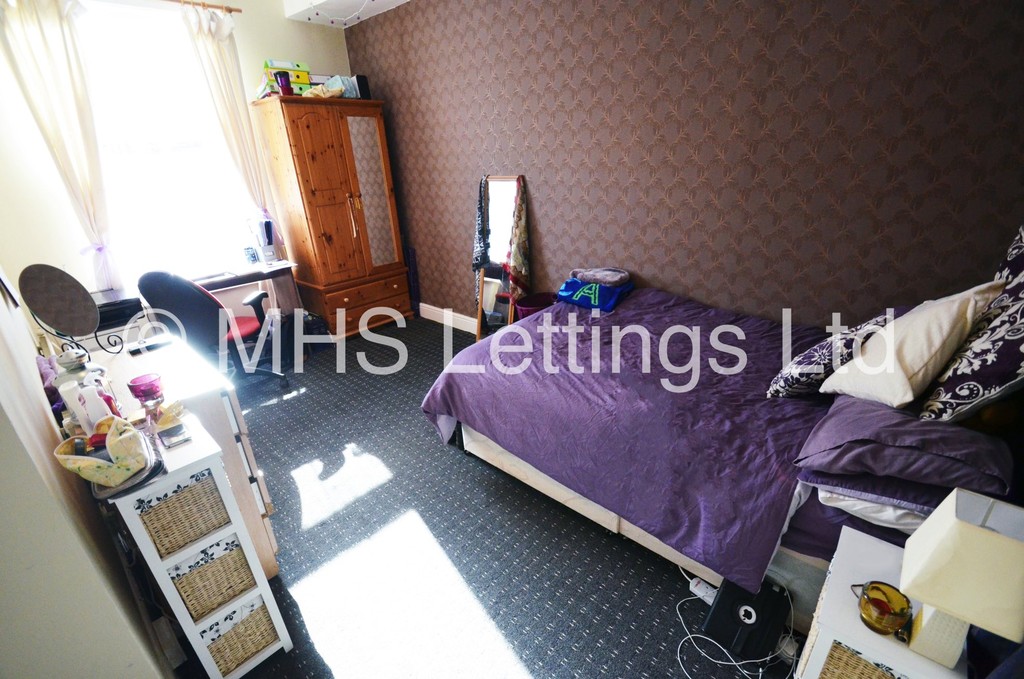 Photo of 3 Bedroom End Terraced House in 16 Royal Park View, Leeds, LS6 1HN