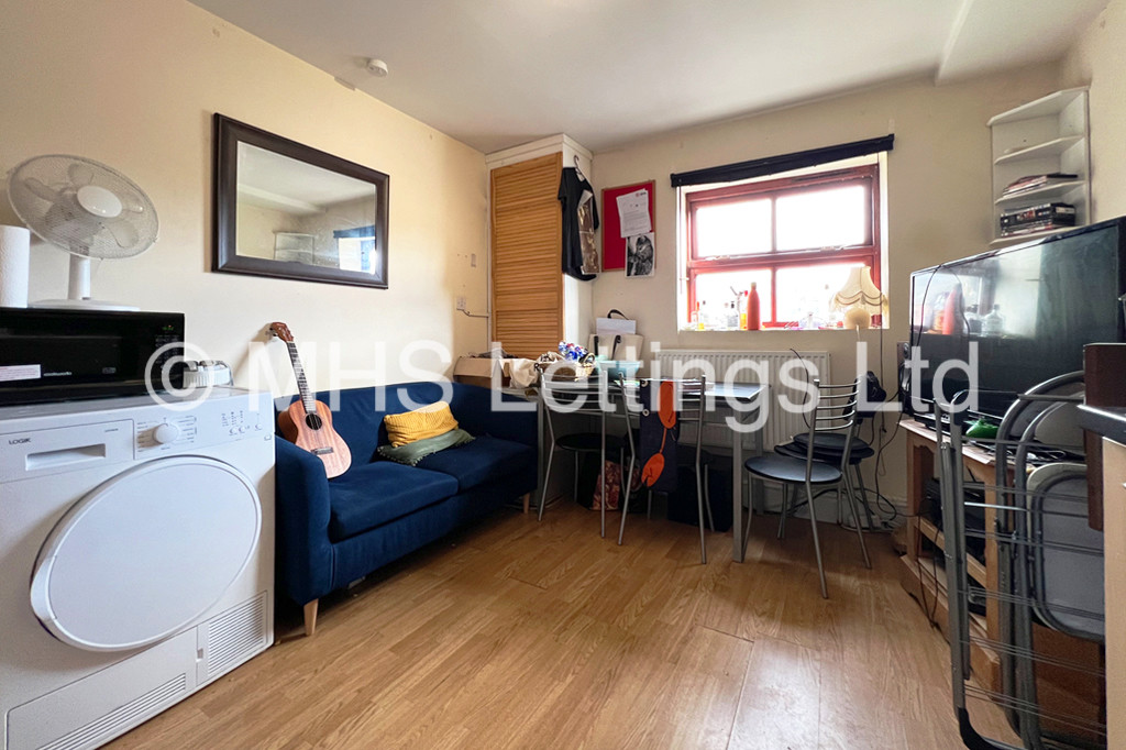 Photo of 3 Bedroom Flat in 30 Kelso Heights, Leeds, LS3 1HN