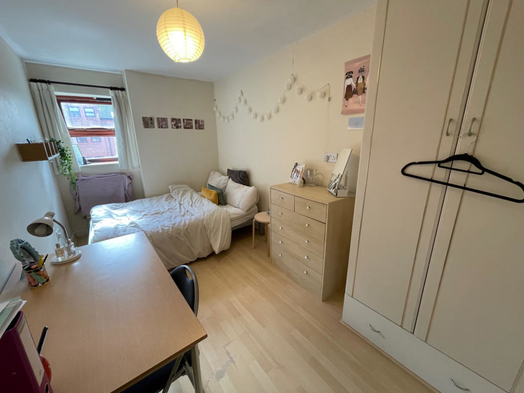 Photo of 3 Bedroom Flat in 30 Kelso Heights, Leeds, LS3 1HN