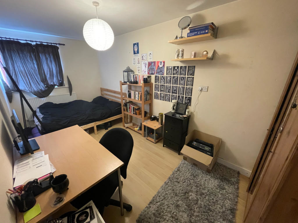 Photo of 3 Bedroom Flat in 30 Kelso Heights, Leeds, LS3 1HN