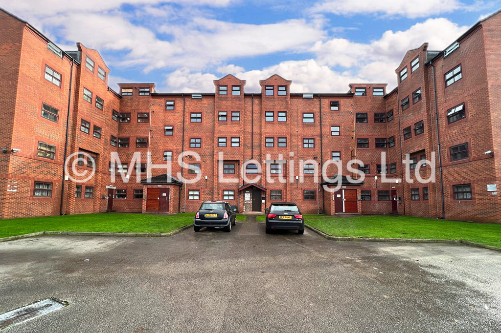 Photo of 3 Bedroom Flat in 30 Kelso Heights, Leeds, LS3 1HN