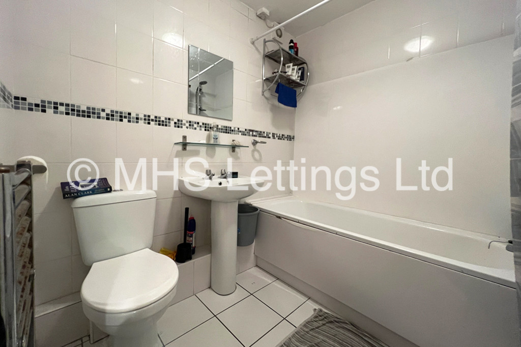 Photo of 3 Bedroom Flat in 30 Kelso Heights, Leeds, LS3 1HN