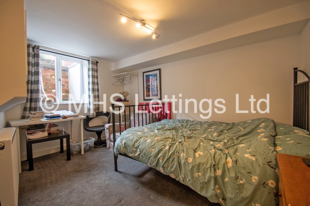 Photo of 4 Bedroom Mid Terraced House in 9 Wetherby Grove, Leeds, LS4 2JH