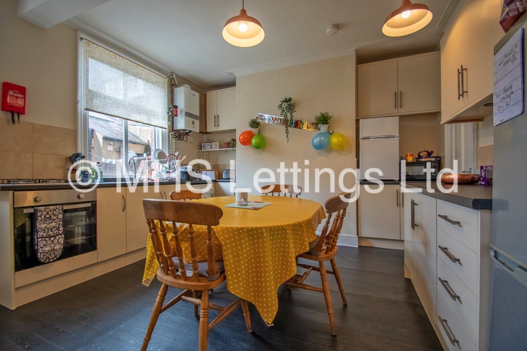 Photo of 4 Bedroom Mid Terraced House in 9 Wetherby Grove, Leeds, LS4 2JH