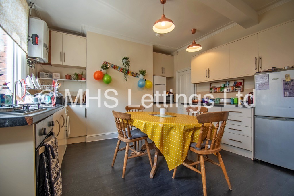 Photo of 4 Bedroom Mid Terraced House in 9 Wetherby Grove, Leeds, LS4 2JH