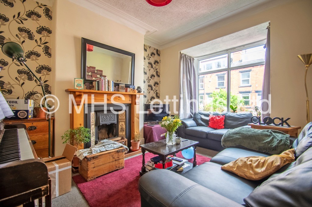 Photo of 4 Bedroom Mid Terraced House in 9 Wetherby Grove, Leeds, LS4 2JH